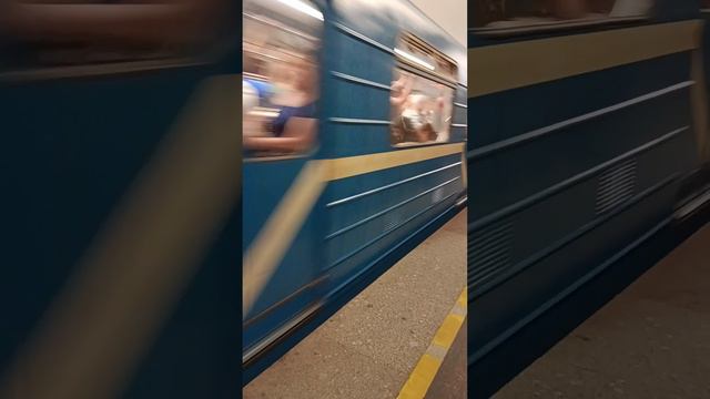 Номерной приехал на станцию "НЕВСКИЙ ПРОСПЕКТ" *Питерское метро*