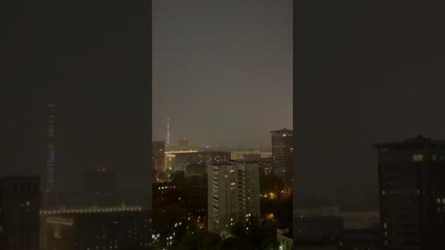 Удар молнии с близкого расстояния в Останкинскую башню