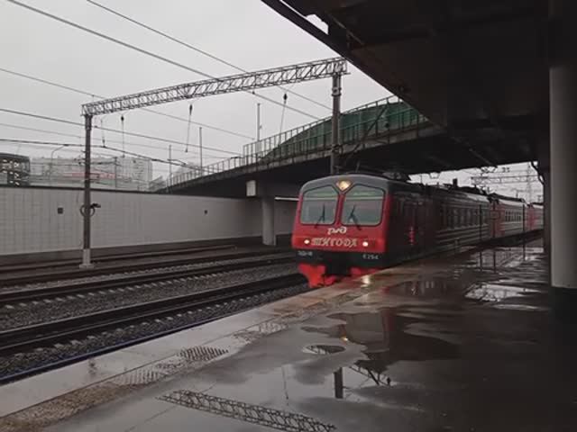 ЭД4М-0294 ("Тигода") прибывает из Будогощи на Ладожский вокзал