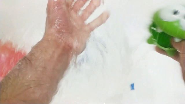 АМ НЯМ - Развивающее видео Учим цвета Лопаем воздушные Шарики с водой Поем песенку На русском