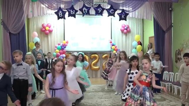 Песня «Дочки-сыночки» на выпускном в детском саду