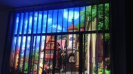 Имитация окна световыми панелями светик сквозь изображения на бумаге