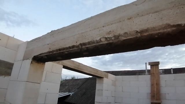 Снял низ опалубки с проблемной перемычки.