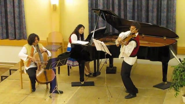 Trio Auturja Spielt Den Csárdás Von Vittorio Monti
