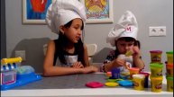 Готовим кексы и пончик из пластилина плэй до играем игрушечной плитой. Make a Play-Doh cake.