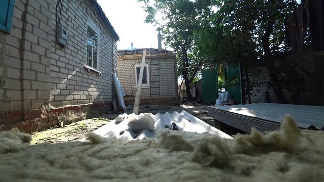 КРЫШУЕМ ХАРЬКОВ. ПИЛОТ! МЕНЯЕМ СТАРЫЙ ШИФЕР НА НОВЫЙ! РЕМОНТ КРЫШИ В 40 ГРАДУСОВ ЖАРЫ!