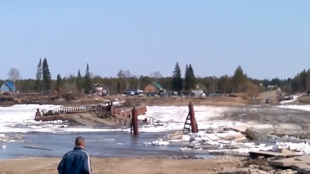 "Надежно" закрепленные баржи на реке Ижма