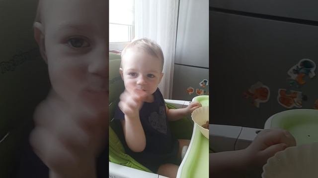 Доча кушает виноград