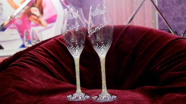Свадебные бокалы в стразах с именами и коронами  https:strazdekor.com.ua