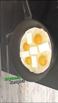 Нежный и изысканный вкус на завтрак: лаваш с яйцами, фетой и свежими помидорами