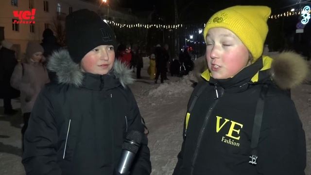 елка зажигает огни