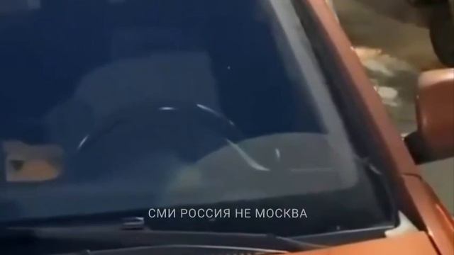Таксист поколол колёса «скорой», которая перегородила проезд в Екатеринбурге.