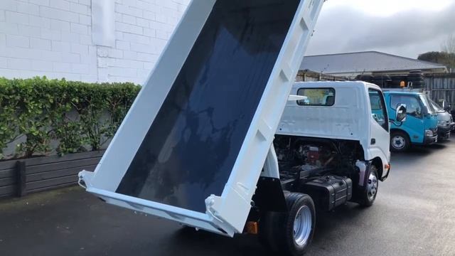 5816 2011 Toyota Dyna 2000kg Tipper