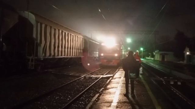 ЭД9м-0233 сообщением Краснодар-Тихорецкая прибывает на станцию Кореновск.