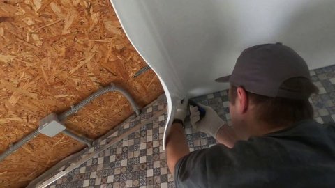 Как установить натяжной потолок на мансарде бесщелевым способом с ломаной крышей