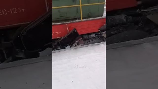 Легковушку смяло, как под прессом, в аварии на железнодорожных путях в Нижегородской области.