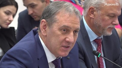 Круглый стол с острыми углами