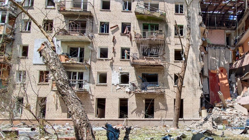 В Луганске ликвидируют последствия обстрела, при котором пострадали около 20 человек