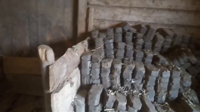 Бардак кругом бардак строю загон для козы и временное жильё для петухов.