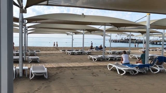 27 октября Пляж. Народ уезжает.  Море много не бывает.  Ночь. Молнии над морем.