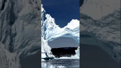 Процесс разрушения айсберга