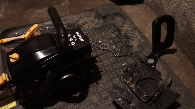 ДУШИТ ДВИГАТЕЛЬ ОБСЛУЖИВАЮ БЕНЗОПИЛУ HUTER BS 45