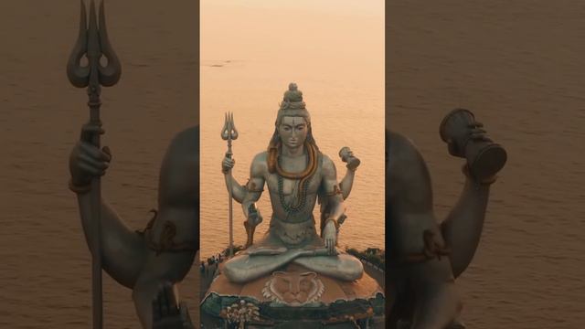 🇮🇳 Статуя Шивы

Небольшая рыбацкая деревушка Мурдешвар находится в штате Карнатака на юго-западе И