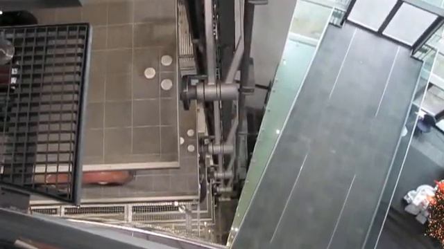 Лифт непрерывного действия патерностер в музее Ауди