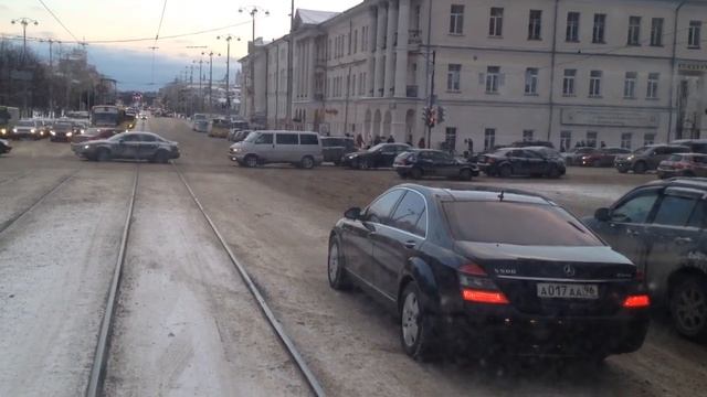 Мерседес А017АА96 и Дэу Х702ВУ96.