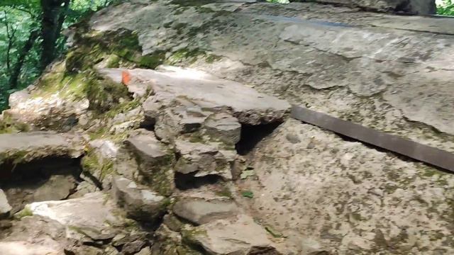 Наш подъём на скалу в Дантовом  ущелье в Горячем Ключе. Сложно и страшно, но весело.