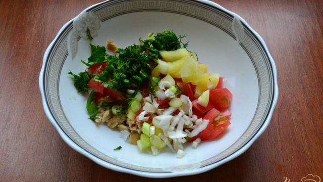 Салат с курицей, помидорами и брынзой