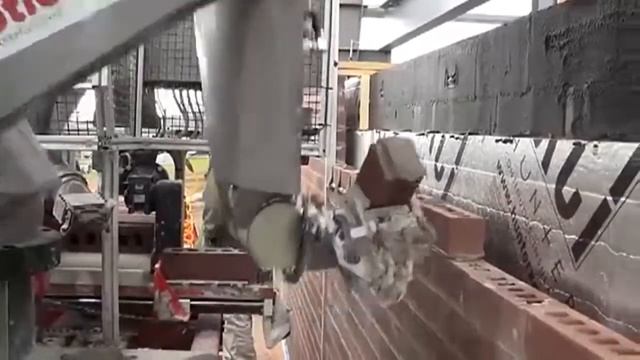 Робот выполняет кирпичную кладку