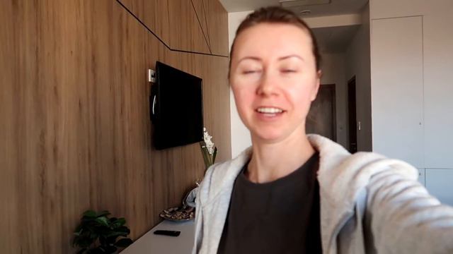 К НАМ В ОТЕЛЬ ПРИШЁЛ НЕЗНАКОМЕЦ || ПРЕДЛАГАЕТ ПОМОЩЬ || РЕШАЕМ ЧТО ДЕЛАТЬ