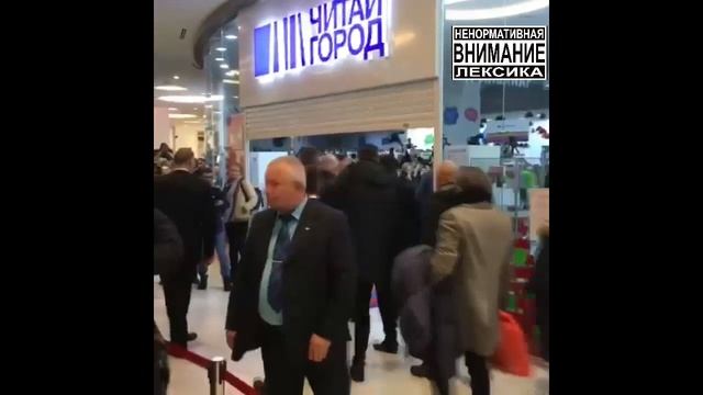 Тилль Линдеманн и его рабыня . Или как Тилль эффектно приехал в Россию