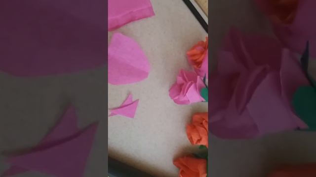 DIY. как сделать цветы из гофрированной бумаги.