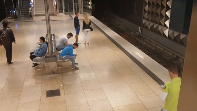 (Kurzes Video) Otis Aufzug im U-Bahnhof Olympia-Einkaufszentrum in München