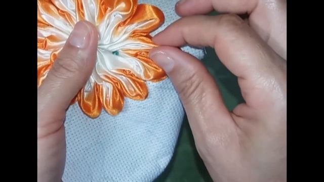 FLOR DE CETIM EM BARRA DE TOALHA