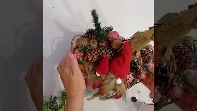 Новогодняя композиция с гномоми в корзинке из коры.  рождественский декор  поделки  переделки 