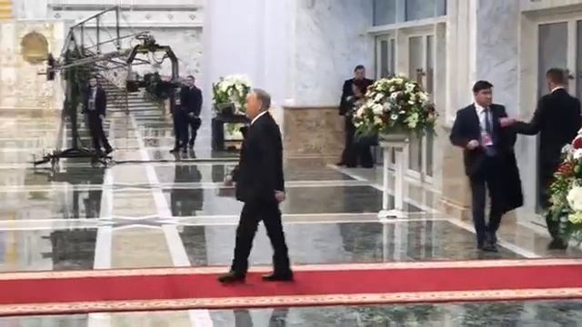 Назарбаев на ходу скинул пальто в дверях резиденции Лукашенко