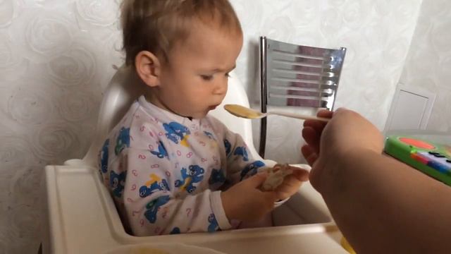 Мируша 1,6 включает музыку и засыпает во время еды;)))