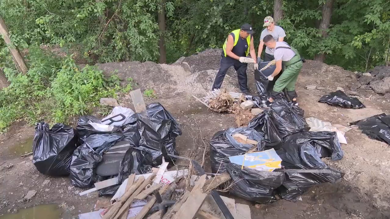В Реутове прошла экологическая акция по уборке берега реки Чечёра от мусора 20.06.2024