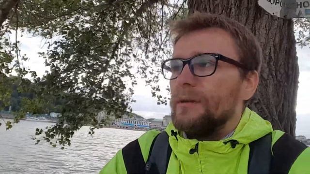 Samsung Gear 360 o батарейках и штативе.