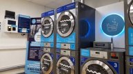 Для чего нужны прачечные самообслуживания? Пытаемся отстирать старый пуховик, что получиться!