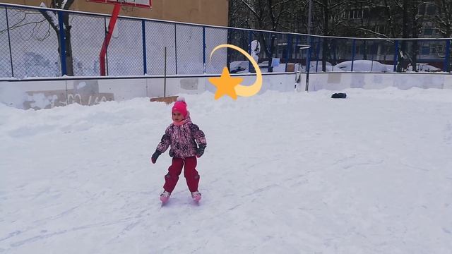 Невероятно! Первый раз встала на коньки и сразу поехала!