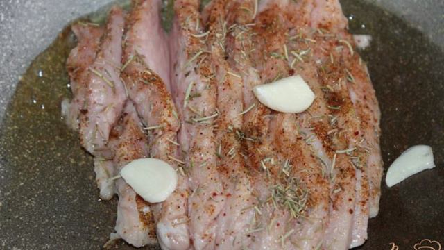 Фаршированная свиная мякоть баклажаном, помидором и сыром