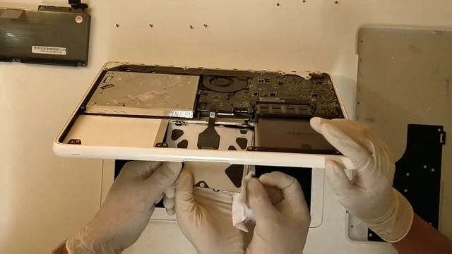 MacBook mid 2010 Battery Replacement and Trackpad cleaning