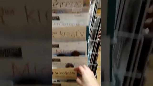 Пряжный магазин в большом гипермаркете в Будапеште.  Октябрь 2017