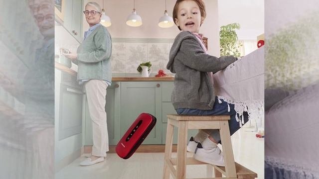 PANASONIC KX TU456RU  Удобный прочный и простой в использовании мобильный телефон