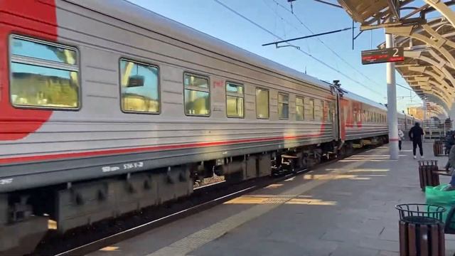 Пассажирский поезд сообщением Челябинск—Санкт-Петербург проезжает о.п Первомайская