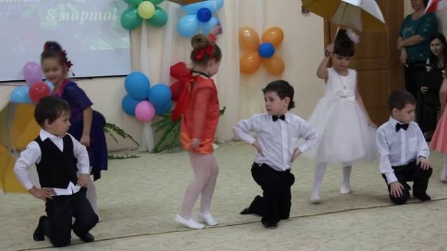 Танец с зонтиками